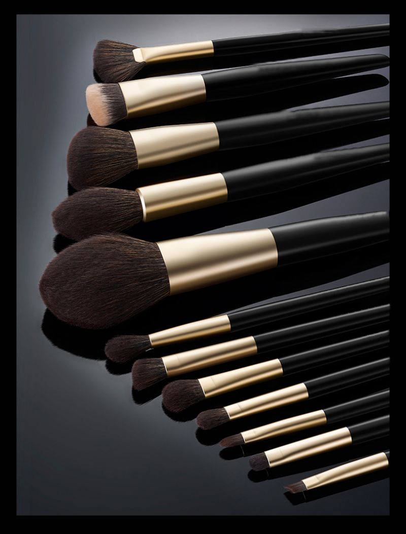 black makeup brush