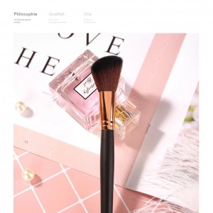 OEM Wooden handle single makeup angled blush brush