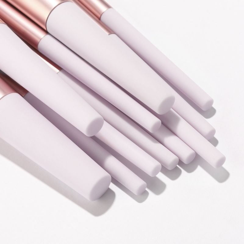 white handle makeup brush